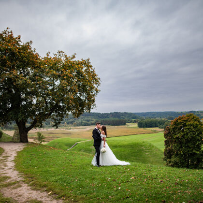 Vestuvių fotosesija Kernavės piliakalniai