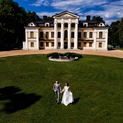 Vestuvių fotosesija iš drono Paežerių dvare