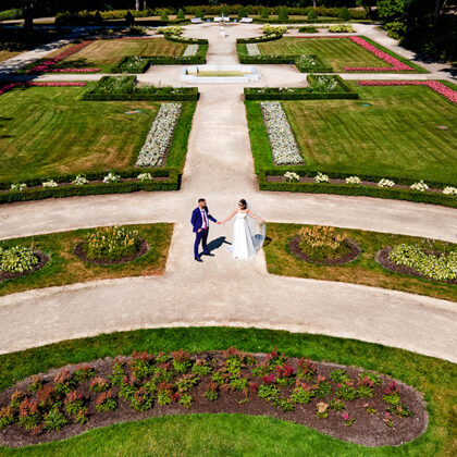 Vestuvių fotosesija iš drono Gintaro muziejaus sode