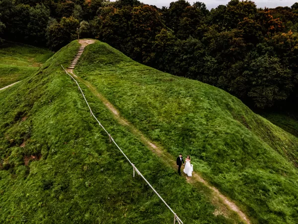 Vestuvių fotosesija iš drono Kernavės piliakalniai